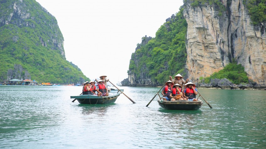 Paradise Grand Cruise: Have a rowing boat trip