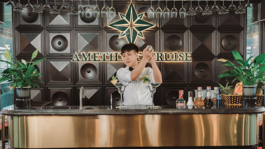 Amethyst Day Cruise: Enthusiastic bartender
