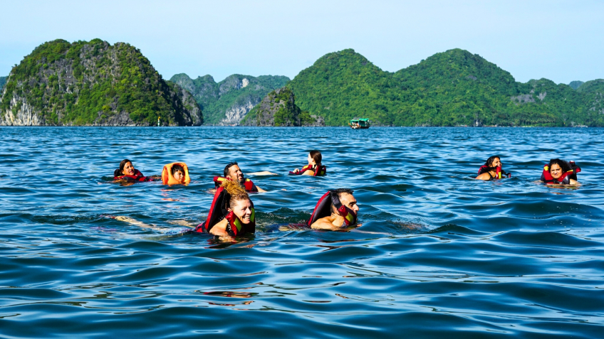 Mon Cheri Cruise: Calming Crystal Water In Lan Ha Bay