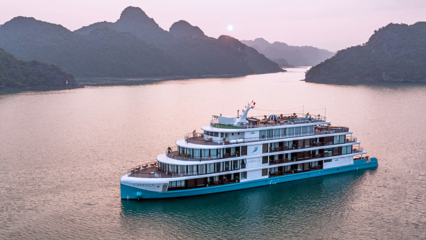 Capella Cruise: Sailing among Lan Ha Bay at dawn