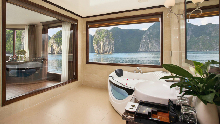Mon Cheri Cruise: Chilling Ocean-View Jacuzzi Tub