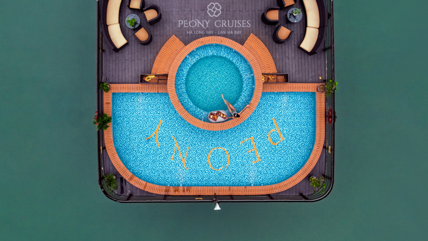 Peony Cruise: Colorful Outdoor Jacuzzi