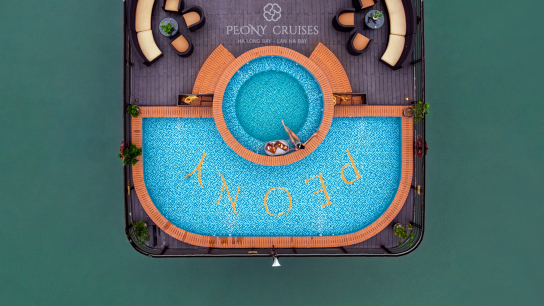 Peony Cruise: Colorful Outdoor Jacuzzi