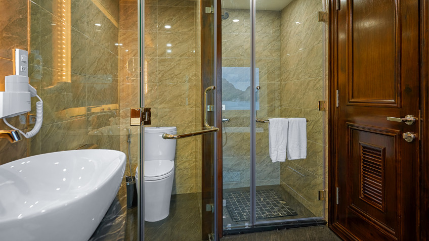 Paradise Grand Cruise: Deluxe Grand Bathroom Amenities