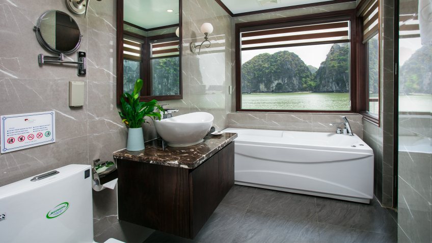 Mon Cheri Cruise: Comfort Bathtub with Sea View