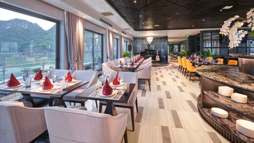 Elite of the Seas Cruise: Elegant Table Set Up