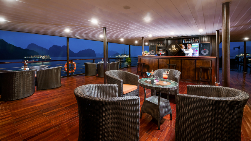 Peony Cruise: Enjoy Drink In Sundeck Bar