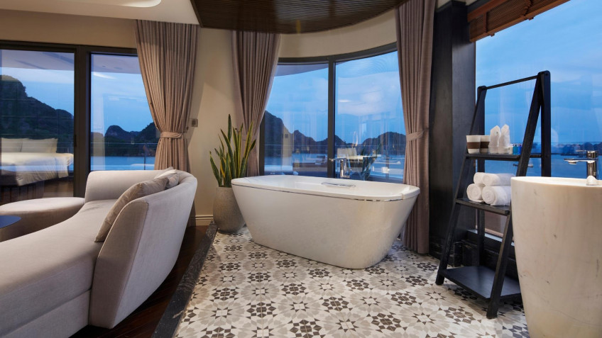 Elite of the Seas Cruise: Bathtub with Huge Ocean-view Window