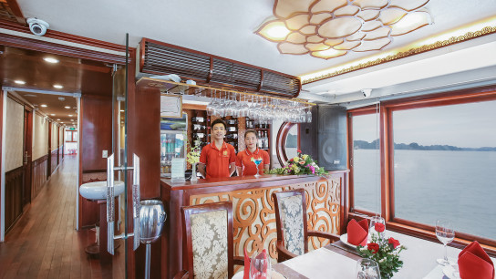Oriental Sails: Friendly Restaurant And Bar Staff