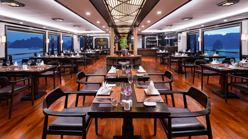 Peony Cruise: Grand Wooden Restaurant