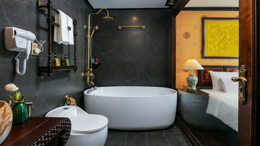 Nostalgia Cruise: High End Jacuzzi Inside Glass Bathroom