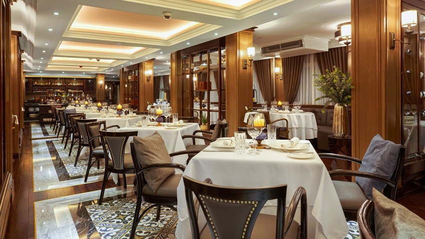 Paradise Grand Cruise: Cozy Ambiance At 5-Star Restaurant