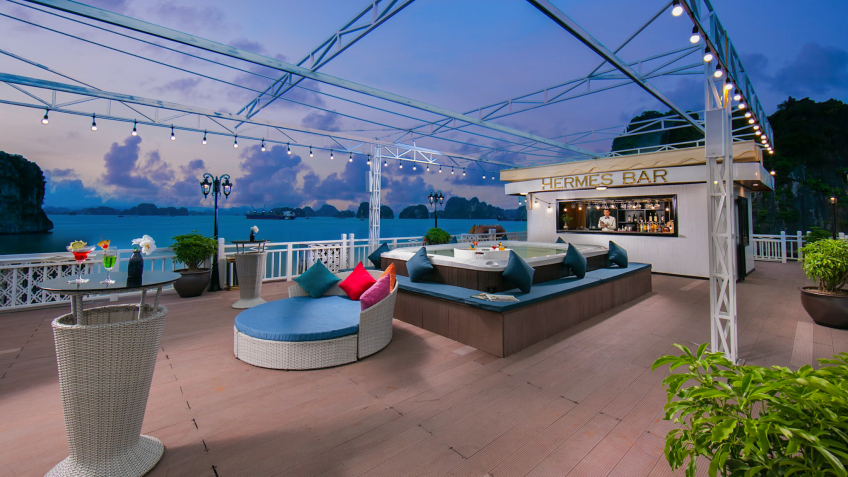 Hermes Cruise: Jacuzzi Pool In Front Of Outdoor Bar