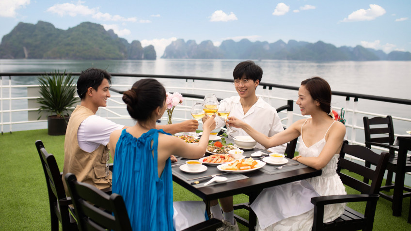 La Muse Day Cruise: Join an outdoor meal with fellows