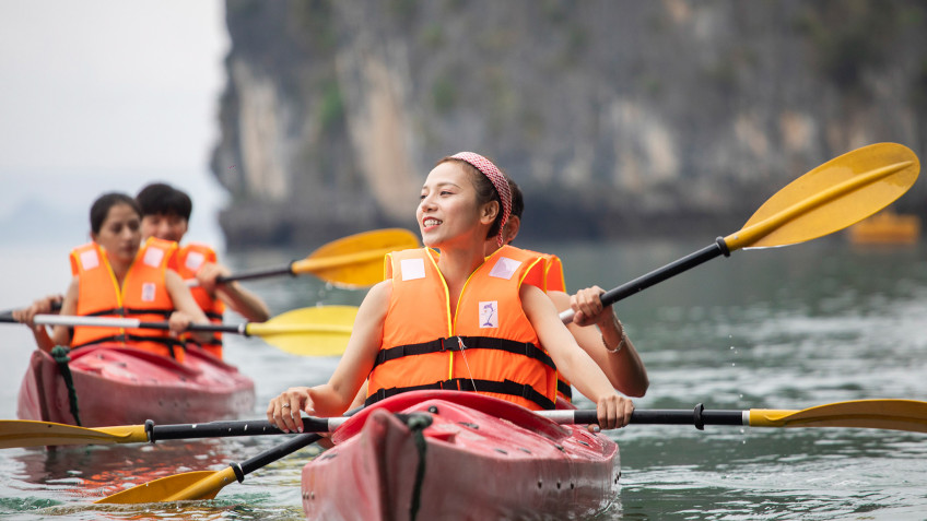 La Muse Day Cruise: Kayaking competition on Bai Tu Long bay
