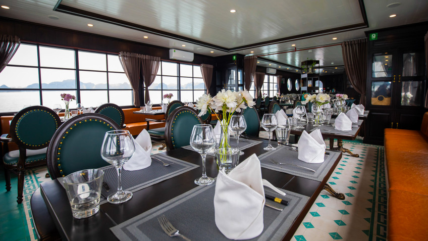 La Muse Day Cruise: Elegant dining table