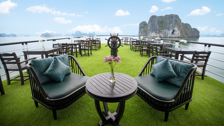 La Muse Day Cruise: Spacious space overlooking the bay