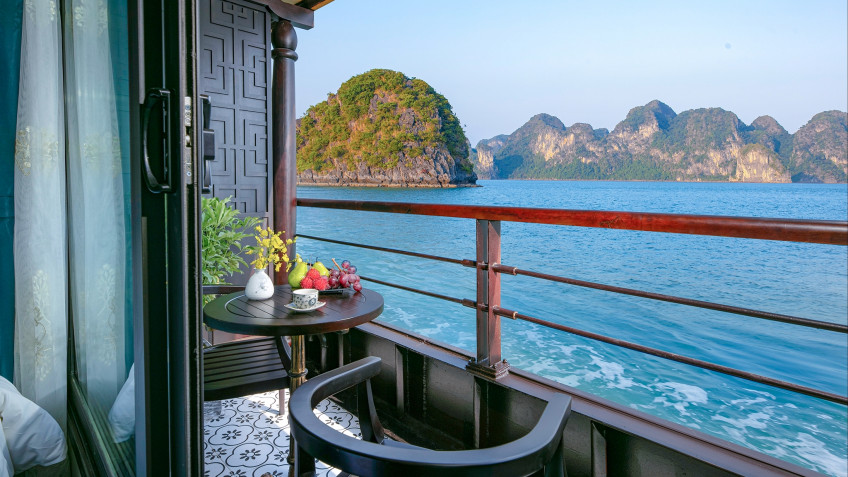 Nostalgia Cruise: Large balcony view to Lan Ha Bay