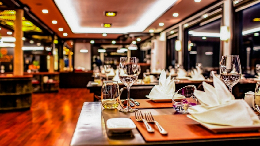 Peony Cruise: Luxurious Table Set Up