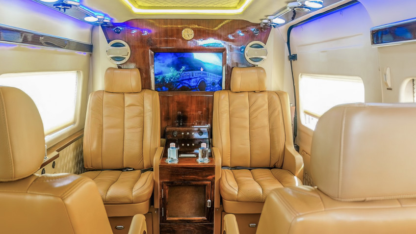 La Muse Day Cruise: High-end limousine