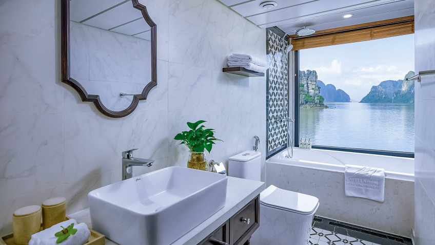 Capella Cruise: Equipped with ocean-view bathtub