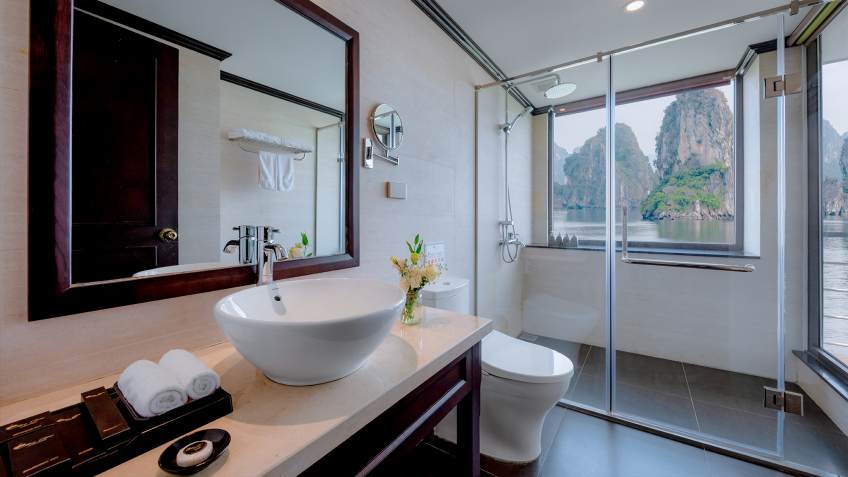 Mon Cheri Cruise: Lovely Bathroom with Bay View