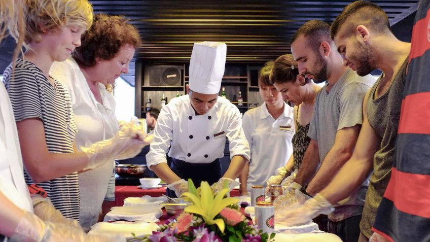 Mila Cruise (formerly Glory Legend): Challenge cooking skill with chef