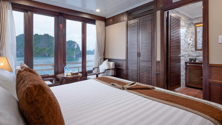 Mila Cruise (formerly Glory Legend): Airy ocean scenery from room