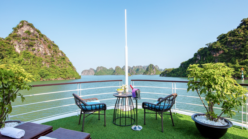 Mon Cheri Cruise: Lan Ha Bay Beauty Over Private Terrace