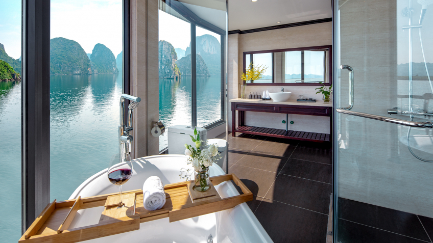 Mon Cheri Cruise: Pretty Bay-view From Bathtub