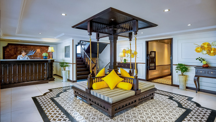 Capella Cruise: Trendy Asian reception hall design