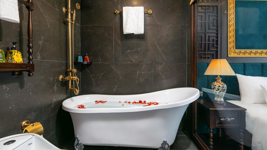 Nostalgia Cruise: Relax In Luxe Bathtub