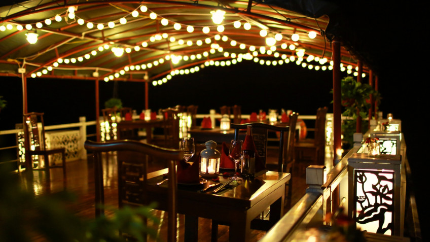 Renea Cruise: Dining decorated on budget cruise