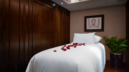 Paradise Grand Cruise: Romantic Spa Set Up