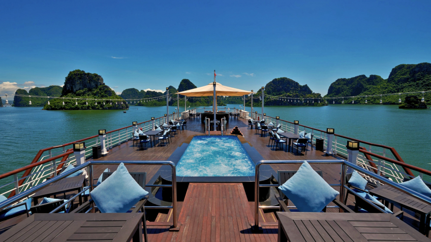 Paradise Grand Cruise: Spacious Outdoor Swimming Pool
