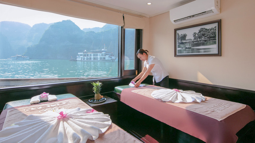 Mila Cruise (formerly Glory Legend): Warm spa corner overlooking Ha Long Bay