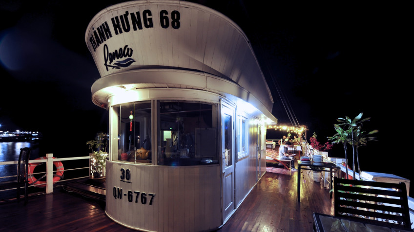 Renea Cruise: Bai Tu Long by night