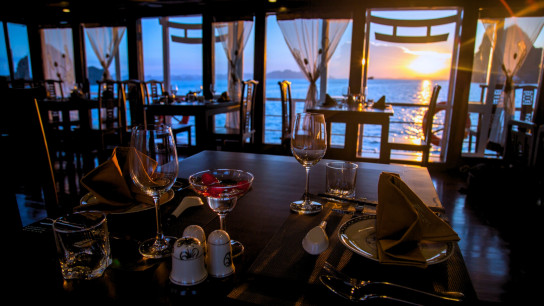 Renea Cruise: Majestic sunset view from dining table