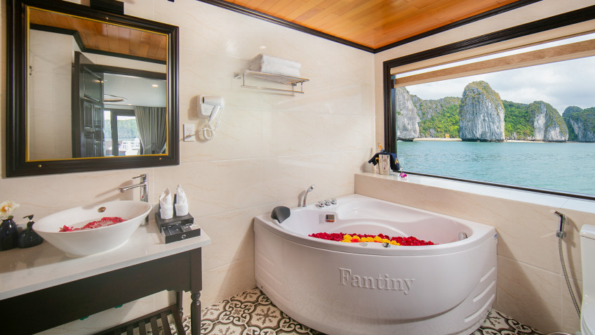 Hermes Cruise: Up To Date Bathroom