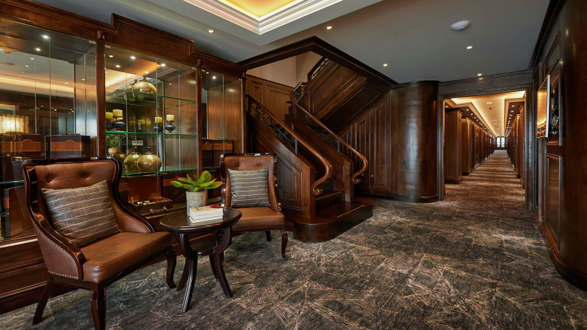 Paradise Grand Cruise: Wooden Style Lobby And Hallway